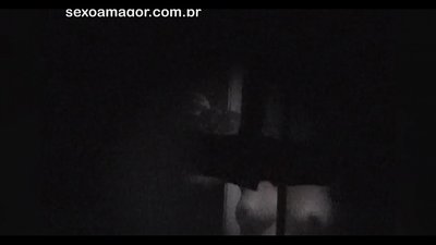 بلونڈی کو کھوکھلی اینٹوں کے پیچھے چھپے محلے کے ایک voyeur نے خفیہ طور پر ویڈیو ٹیپ کر لی
